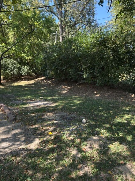 Building Photo - 2575 Hawthorne Manor Dr