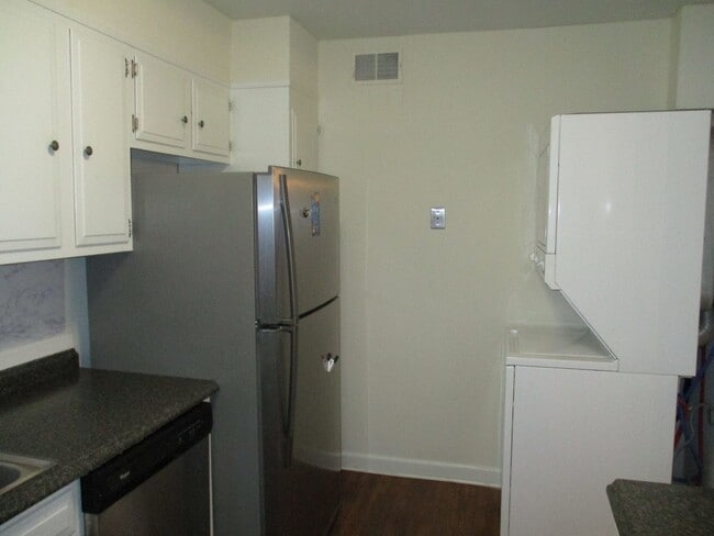 Building Photo - FOR RENT! 2 Bedroom, 2 Bath Upper Level Co...