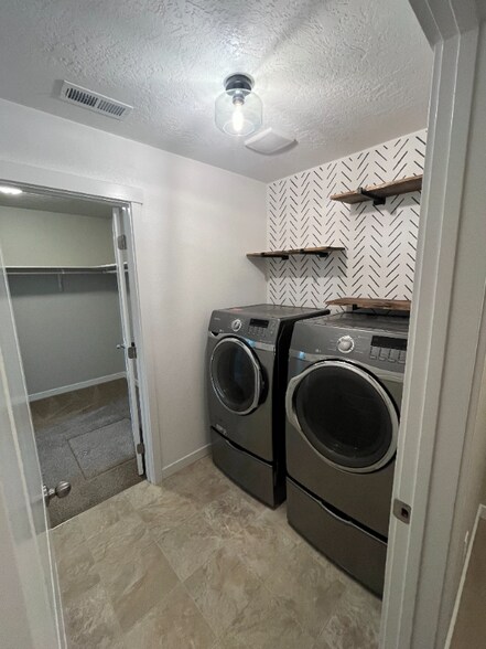 Building Photo - 3709 E Warm Creek Ave