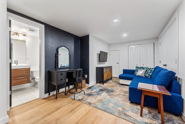 Building Photo - Stunning 4-bedroom / 3-bathroom townhome i...