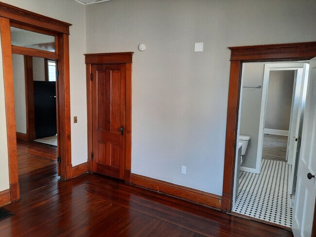 Building Photo - Lovely 3 bedroom 1 bath home