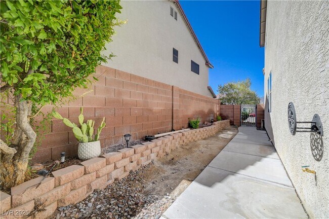 Building Photo - 5033 Apache Valley Ave