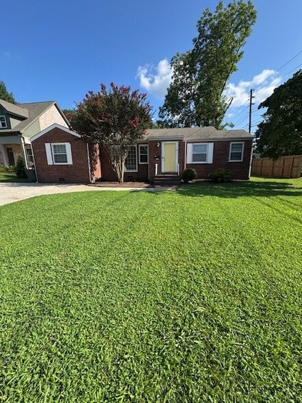 Building Photo - 1000 Longwood Dr SE