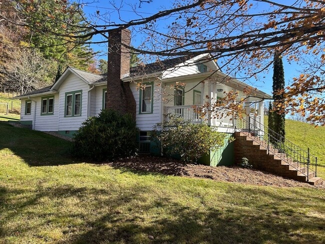 Building Photo - Charming 2 Bedroom Home with Stunning Views