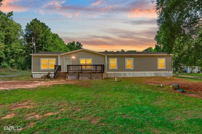 Building Photo - 4BD/2BA home with fenced back yard.