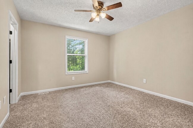 Building Photo - 2BR/1.5BA End Unit Townhome Near Downtown Snellville!