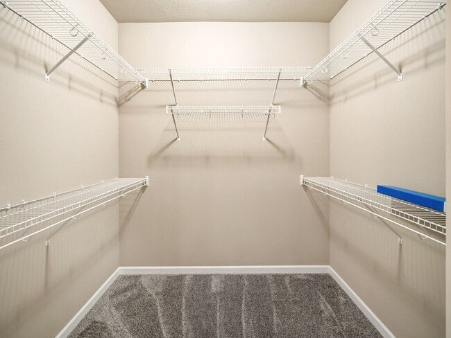 Building Photo - Spacious 5-Bedroom Home with Private Yard & Parking in Spokane