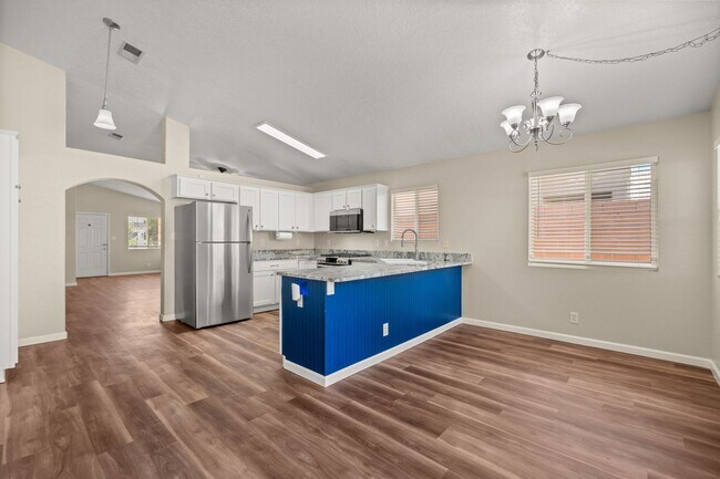 Building Photo - Beautiful 3 Bedroom Home