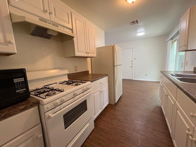 Building Photo - 5105 Pepper Ln