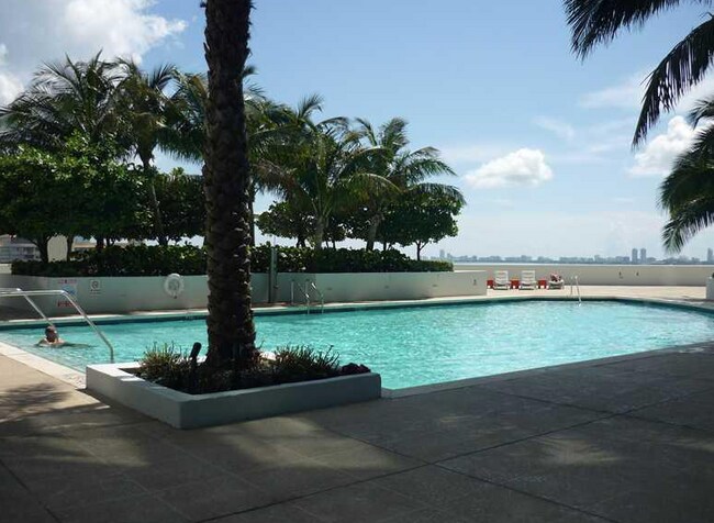 1 Pool - 1900 N Bayshore Dr