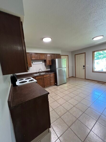 Building Photo - 545 Pine Tree Dr