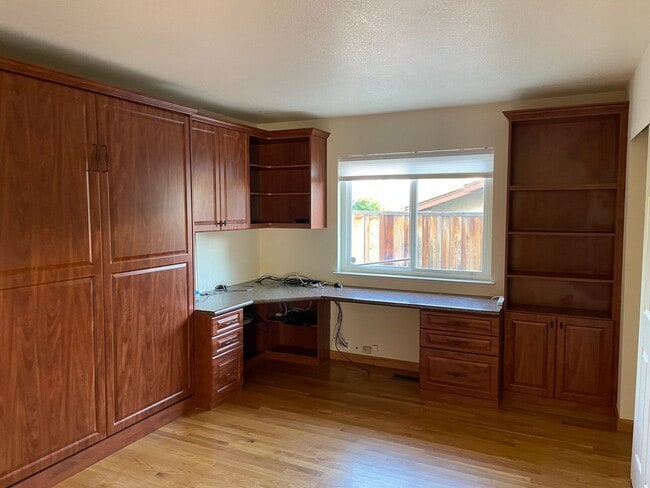 Building Photo - Large Foothills Home