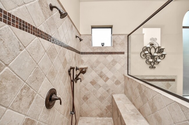 Building Photo - 1611 Lynnview Dr