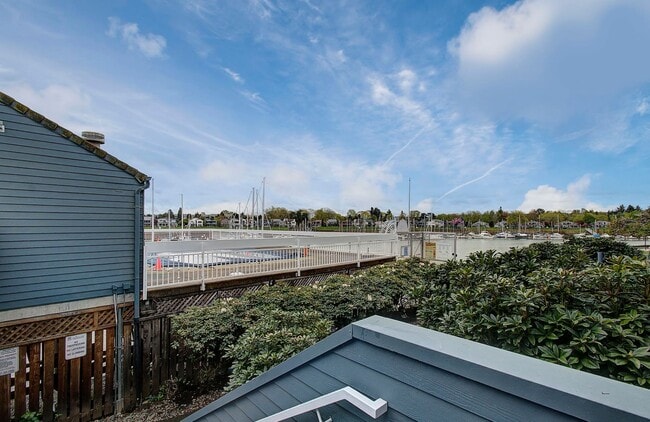 Building Photo - Bright Loft Condo with Stunning Columbia River Views