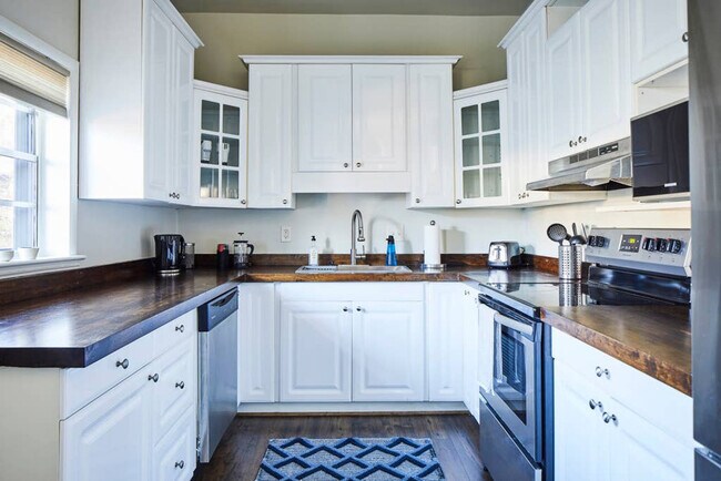 Building Photo - 3308 Cliff Rd