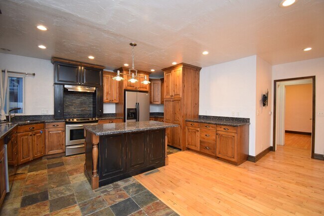 Building Photo - Bright & Updated 3 Bed Near Sugarhouse!!