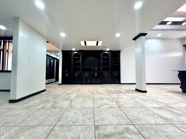 Building Photo - 142 Clairemont Rd