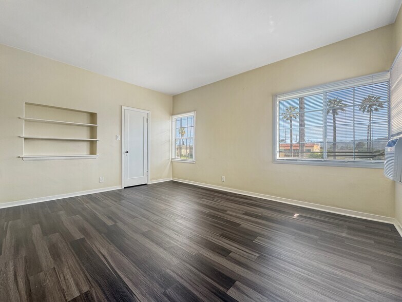 Family Room - 803 W Glenoaks Blvd