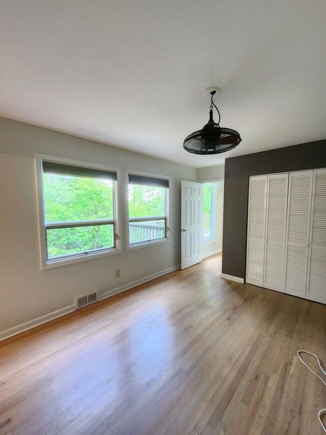 Building Photo - North Asheville Rental!