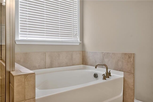 Building Photo - 1020 River Park Dr