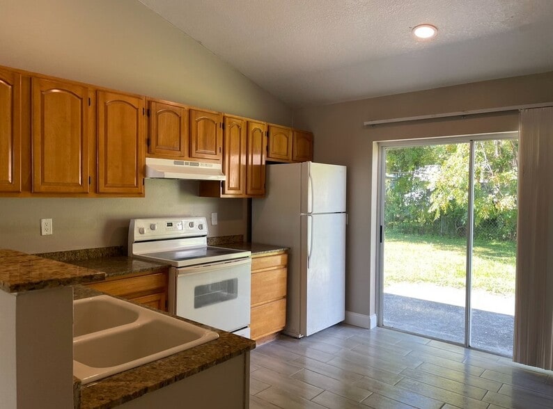 Building Photo - 5228 Bogdonoff Dr