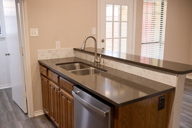 Building Photo - 900 Kilkenny Ct