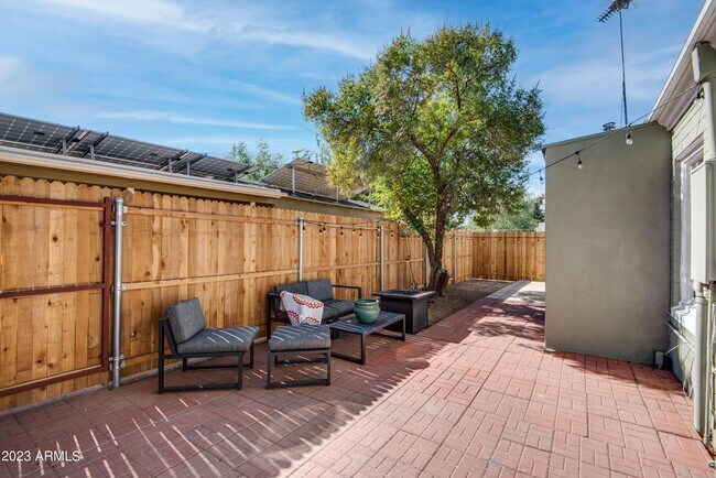 Building Photo - 1301 W Glenrosa Ave