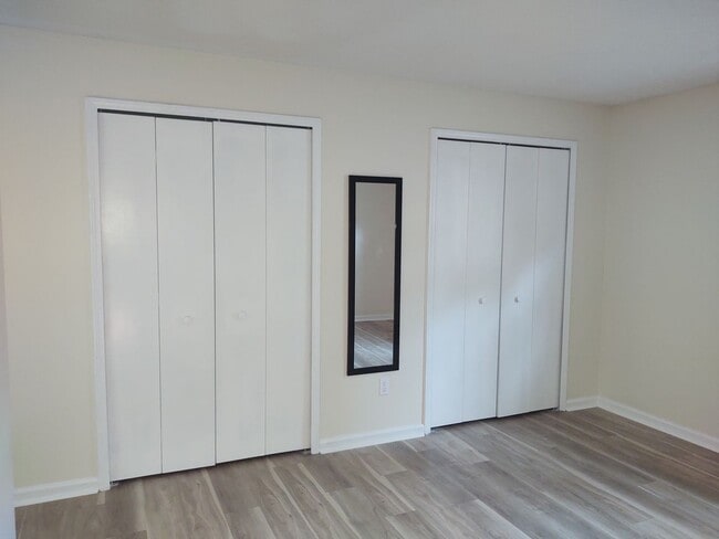 Building Photo - Charming 2 bedroom with enormous backyard.
