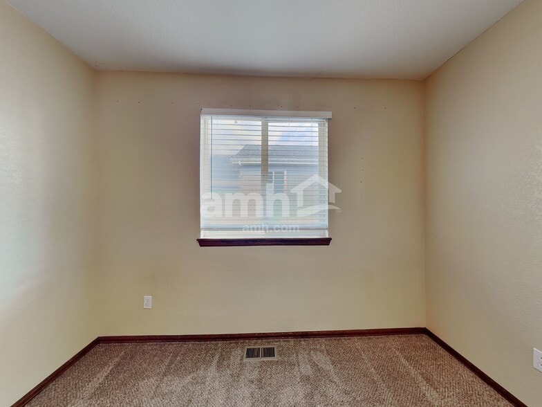 Building Photo - 2325 Hyacinth Rd