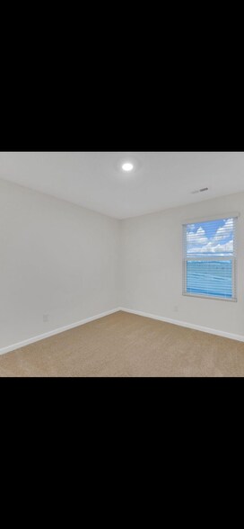 Building Photo - 530 Vogt Dr