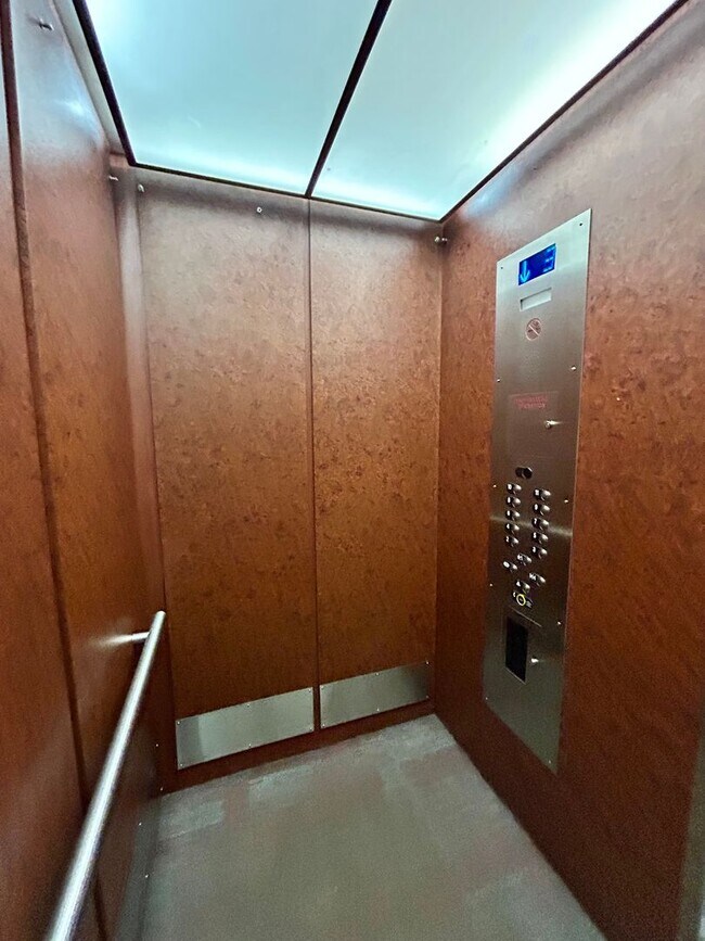 Building Photo - Horizon West Condo for Rent with South-side Views of the Flatiron Mtns