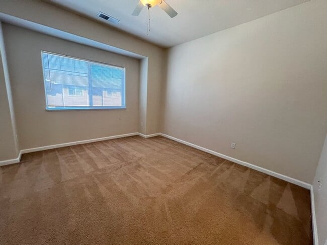 Building Photo - North Reno/UNR: Two Bedroom Townhome