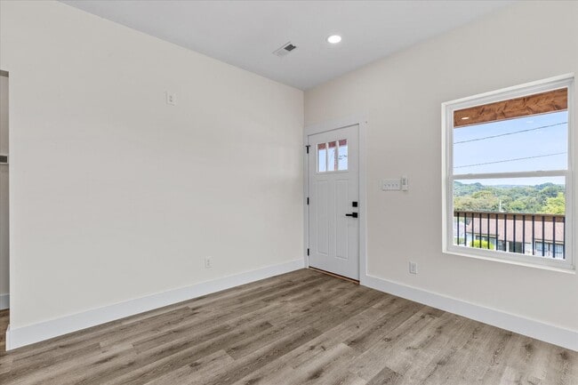 Building Photo - 3900 Lilac Ave