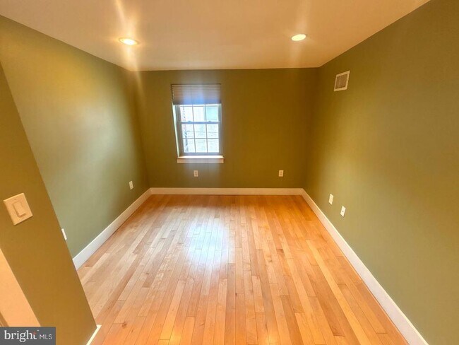 Building Photo - 533 Manton St