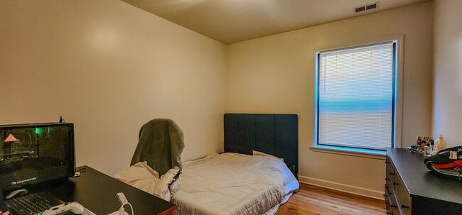 Building Photo - 832 Seward St