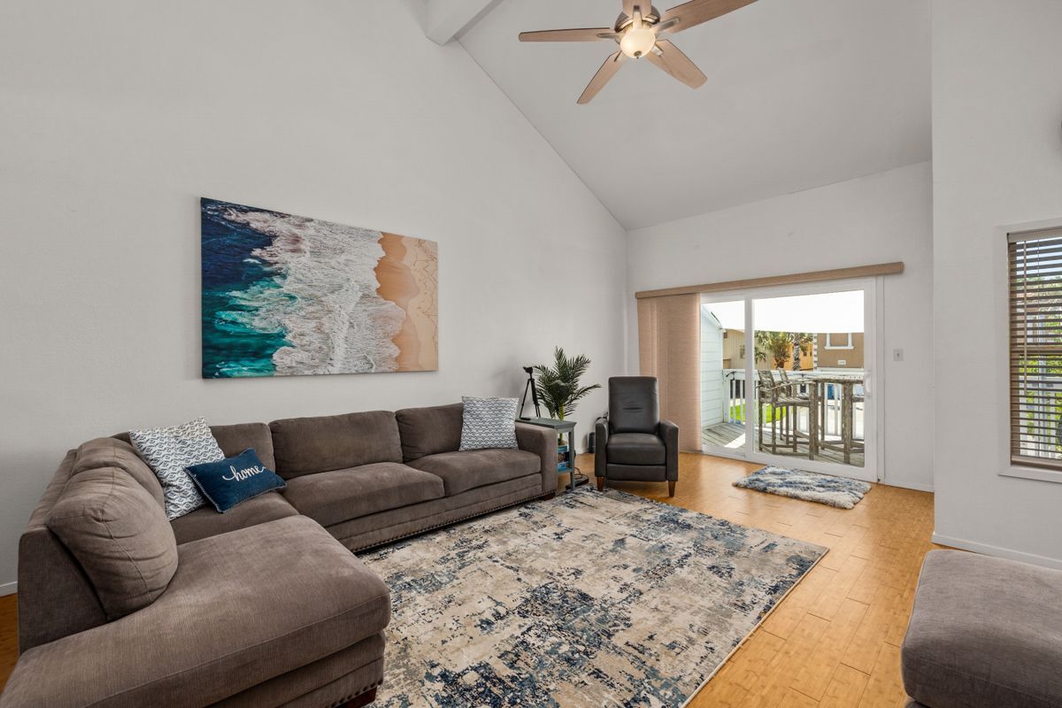 Building Photo - 1118 E Esperanza St