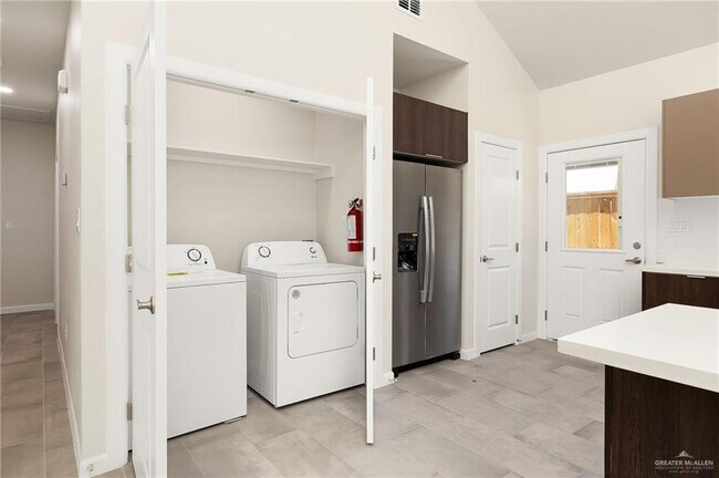 Building Photo - 13 E Iris Ave