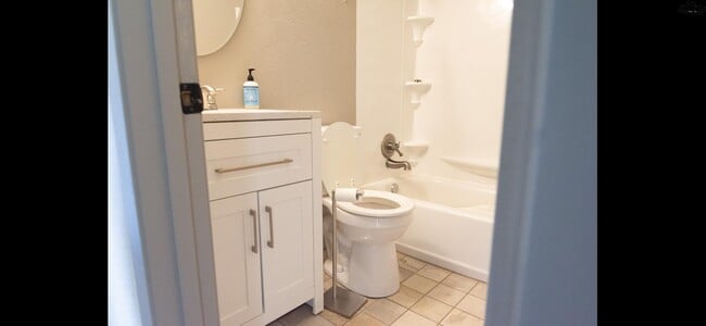 Building Photo - 906 Dosia Cir