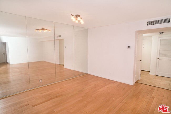 Building Photo - 416 N Oakhurst Dr