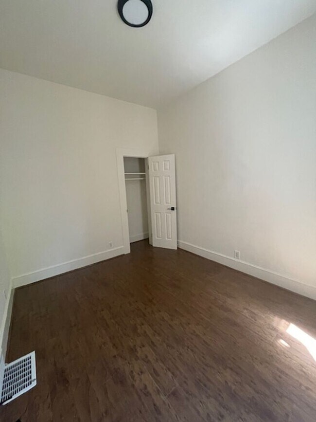 Building Photo - 1/2 Off First Month's Rent, 3Bdrm, 1Bath