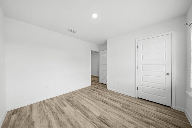 Building Photo - 39 Riverwalk Xing