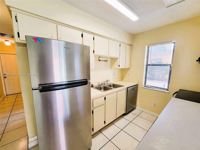 Building Photo - 307 S Ocean Dr