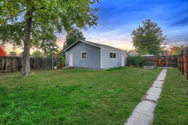 Building Photo - Charming 1924 Bungalow! 3 bedrooms and 1 b...