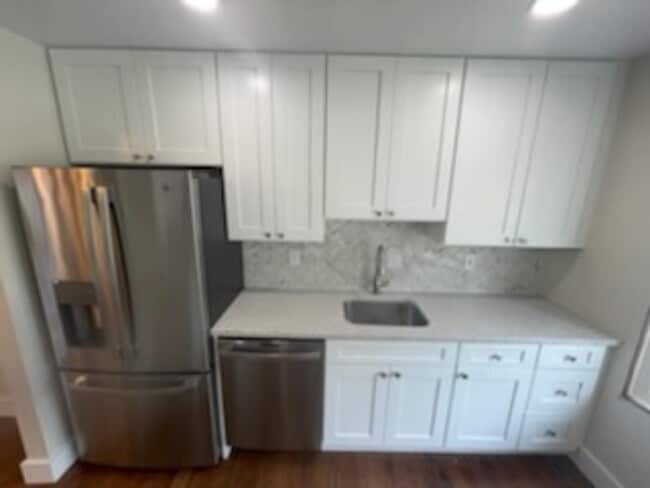 Building Photo - BEAUTIFLLY UPDATED TOWNHOME