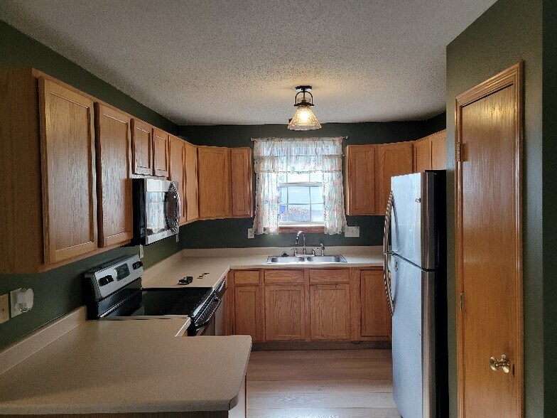 Building Photo - 10 Cherry Ct