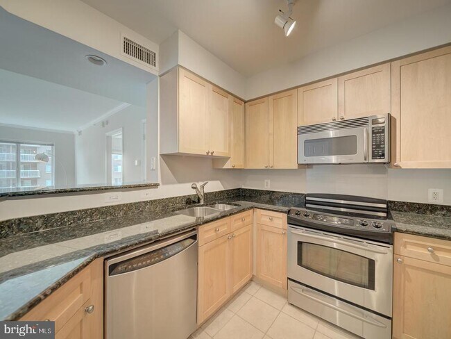 Building Photo - 3101 N Hampton Dr