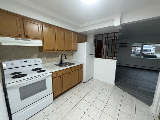 Building Photo - 9595 Maple Dr