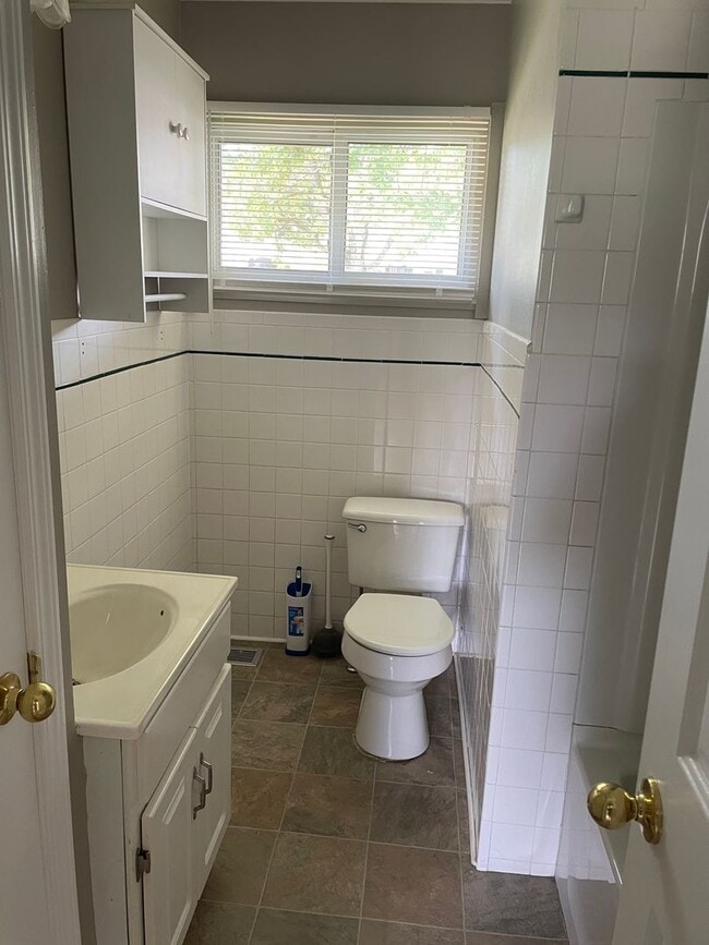 Building Photo - House for rent in Kettering City School Di...