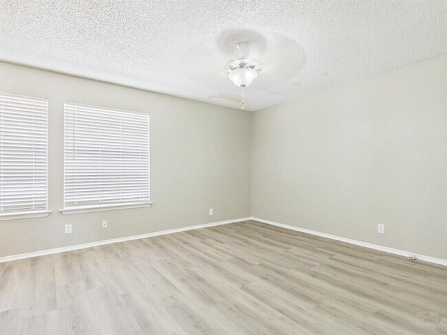 Building Photo - 10038 Woodland Village Dr