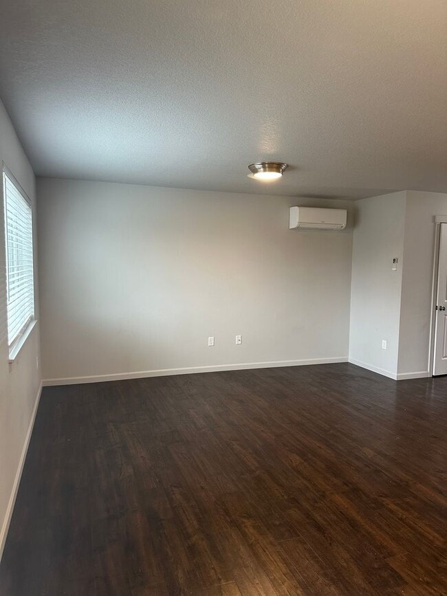 Building Photo - Available now! 3 bedroom ~ 2.5 Bathroom stylish home in Adair Village!